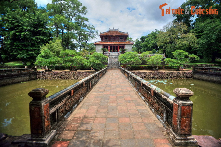  12. Lăng Minh Mạng. Lăng Minh Mạng là nơi an nghỉ của vua Minh Mạng, vị vua thứ hai của nhà Nguyễn. Khu lăng mộ này gây ấn tượng mạnh với những công trình kiến trúc tráng lệ hòa hợp tuyệt vời với khung cảnh thiên nhiên.
