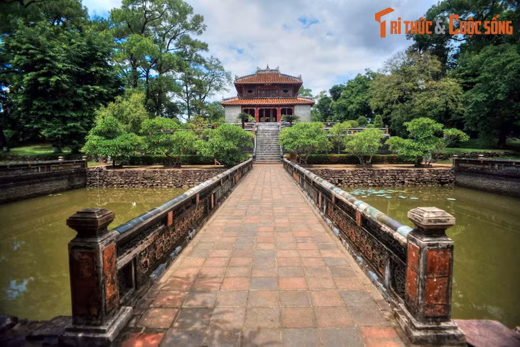  12. Lăng Minh Mạng. Lăng Minh Mạng là nơi an nghỉ của vua Minh Mạng, vị vua thứ hai của nhà Nguyễn. Khu lăng mộ này gây ấn tượng mạnh với những công trình kiến trúc tráng lệ hòa hợp tuyệt vời với khung cảnh thiên nhiên.