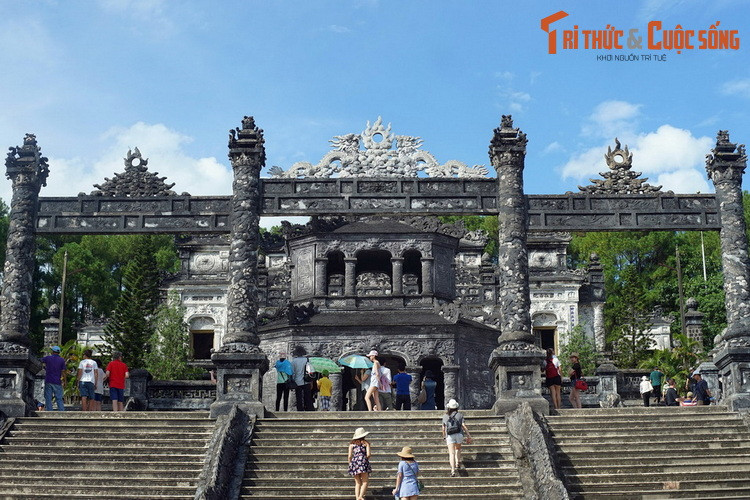  11. Lăng Khải Định. Lăng Khải Định là nơi an nghỉ của vua Khải Định, vị vua thứ 12 của nhà Nguyễn. Kiến trúc lăng là sự pha trộn của nhiều phong cách khác nhau trên thế giới, được coi là độc đáo nhất trong hệ thống các lăng mộ vua chúa ở Huế.