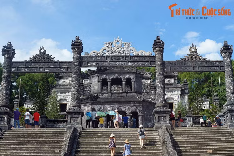  11. Lăng Khải Định. Lăng Khải Định là nơi an nghỉ của vua Khải Định, vị vua thứ 12 của nhà Nguyễn. Kiến trúc lăng là sự pha trộn của nhiều phong cách khác nhau trên thế giới, được coi là độc đáo nhất trong hệ thống các lăng mộ vua chúa ở Huế.