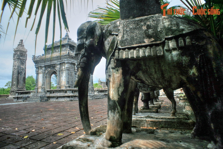  8. Lăng Đồng Khánh. Lăng Đồng Khánh là nơi an nghỉ của vua Đồng Khánh, vị vua thứ chín của nhà Nguyễn. Lăng có khoảng 20 công trình kiến trúc lớn nhỏ được xây dựng với mật độ tương đối dày.