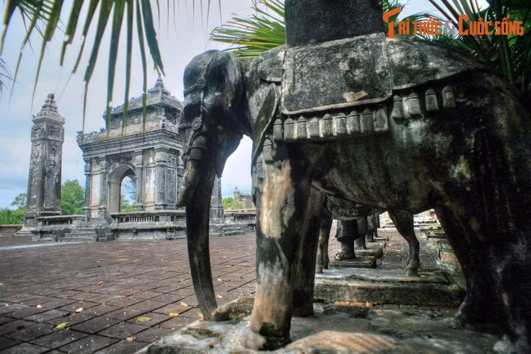  8. Lăng Đồng Khánh. Lăng Đồng Khánh là nơi an nghỉ của vua Đồng Khánh, vị vua thứ chín của nhà Nguyễn. Lăng có khoảng 20 công trình kiến trúc lớn nhỏ được xây dựng với mật độ tương đối dày.