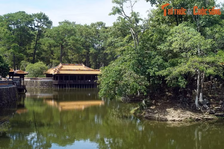  7. Lăng Tự Đức. Lăng Tự Đức là nơi an nghỉ của vua Tự Đức, vị vua thứ tư của nhà Nguyễn. Khu lăng mộ này nổi tiếng với cảnh quan thơ mộng của những tòa đình soi bóng xuống hồ nước xanh.