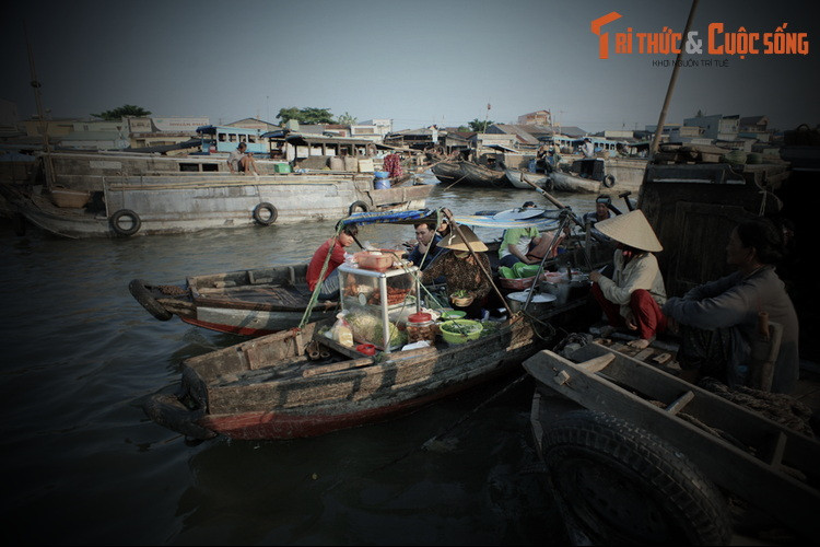 Khi đã trấn tĩnh lại, chàng trai thề giết cho bằng được con cá sấu để trả thù cho người yêu. Nói là làm, anh gom góp hết vốn liếng, gia sản đi mời cho bằng được ba gánh hát bội nổi tiếng trong vùng và vận động trai tráng ở các làng hợp sức với mình.