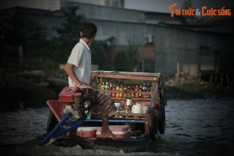 Những người đi trong đám rước ném bỏ lễ vật, cố chèo chống, bơi lội thoát thân. Khi đã lên được trên bờ, điểm mặt từng người lại thì thấy mất tích cô dâu. Chú rể đau đớn, vật vã khôn nguôi.