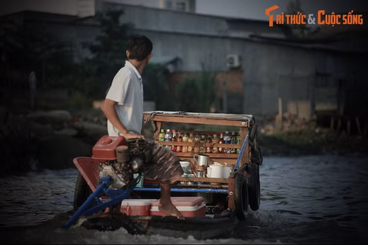 Những người đi trong đám rước ném bỏ lễ vật, cố chèo chống, bơi lội thoát thân. Khi đã lên được trên bờ, điểm mặt từng người lại thì thấy mất tích cô dâu. Chú rể đau đớn, vật vã khôn nguôi.