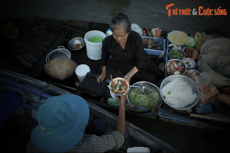 Theo sự sắp đặt của anh, gánh hát bội đầu tiên dựng rạp hát phía trong vàm rạch từ rất sớm. Con cá sấu nghe tiếng trống, tiếng đàn, nổi lên bơi vào xem. Khi gánh hát đầu tiên hạ màn, thì cách đó không xa, đi sâu vào con rạch, gánh hát bội thứ hai bắt đầu khai diễn.