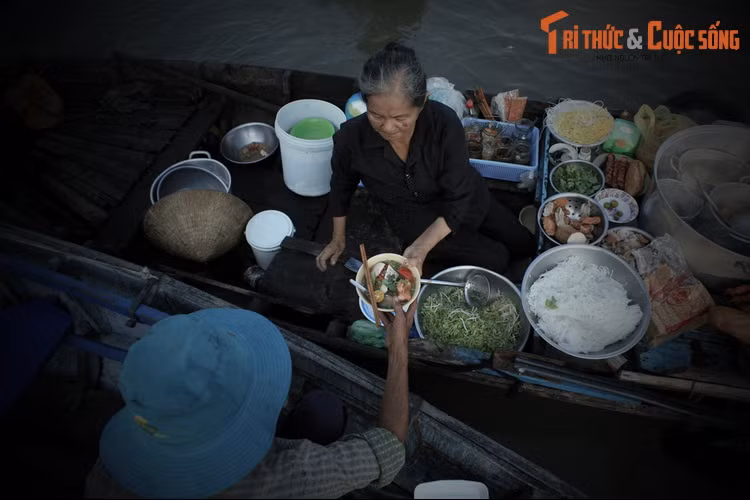 Theo sự sắp đặt của anh, gánh hát bội đầu tiên dựng rạp hát phía trong vàm rạch từ rất sớm. Con cá sấu nghe tiếng trống, tiếng đàn, nổi lên bơi vào xem. Khi gánh hát đầu tiên hạ màn, thì cách đó không xa, đi sâu vào con rạch, gánh hát bội thứ hai bắt đầu khai diễn.