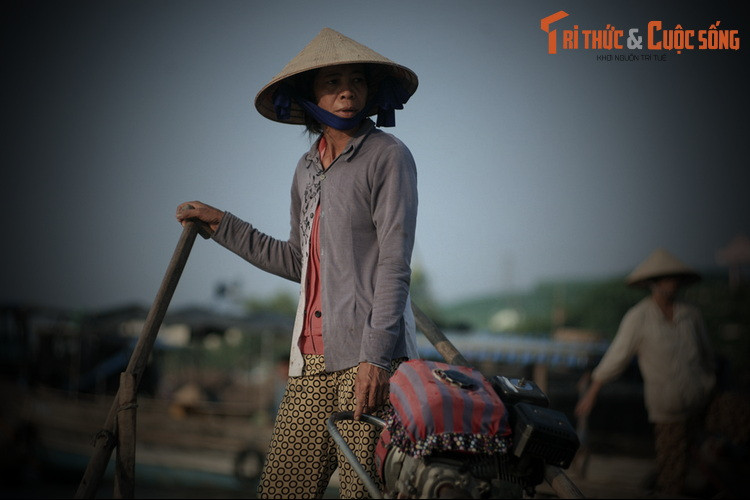 Khi con quái vật đã chết, chàng lực điền giành phần phanh da, xả thịt con cá sấu. Từng phần cơ thể con cá sấu trôi đi khắp nơi, chỗ cái đầu dạt vào thì gọi là Đầu Sấu, phần da dạt vào thì gọi là Cái Da, phần răng rơi vãi thì gọi là Cái Răng…