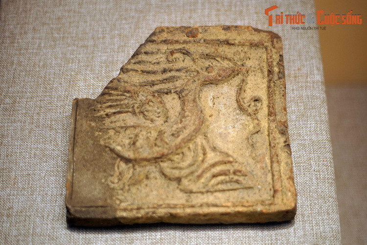  Gạch trang trí hình chim phượng thời Lê sơ, thế kỷ 15.