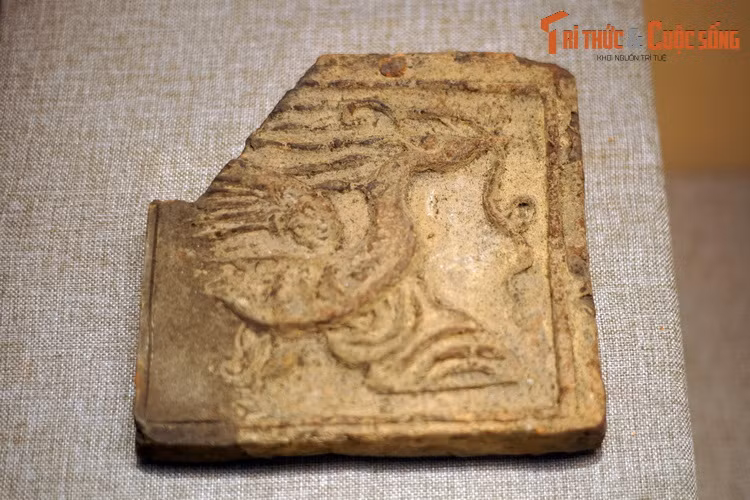  Gạch trang trí hình chim phượng thời Lê sơ, thế kỷ 15.