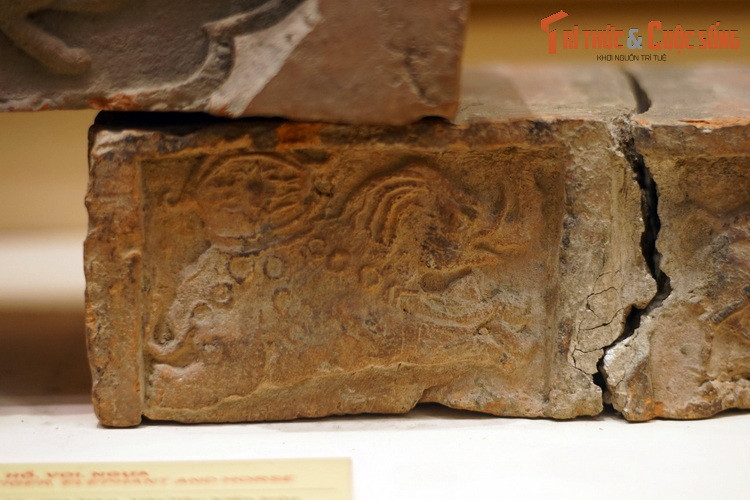 Gạch trang trí hình voi thời Mạc, thế kỷ 16. Thu thập ở Hà Nội.