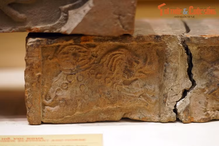 Gạch trang trí hình voi thời Mạc, thế kỷ 16. Thu thập ở Hà Nội.