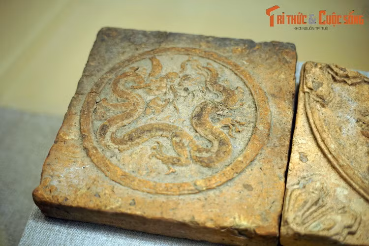 Gạch lát nền trang trí hình rồng thời Lê Trung Hưng, thế kỷ 17-18. Thu thập ở Kim Tôn, Vĩnh Phúc.