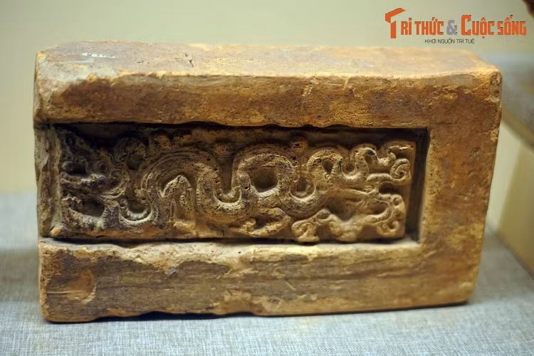 Gạch trang trí hình rồng thời Trần - Hồ, thế kỷ 14-15.