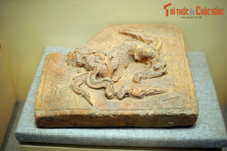 Gạch lát nền trang trí hình lân thời Lê Trung Hưng, thế kỷ 17-18. Thu thập ở Kim Tôn, Vĩnh Phúc.