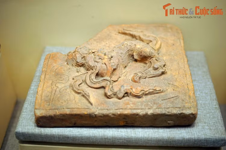 Gạch lát nền trang trí hình lân thời Lê Trung Hưng, thế kỷ 17-18. Thu thập ở Kim Tôn, Vĩnh Phúc.