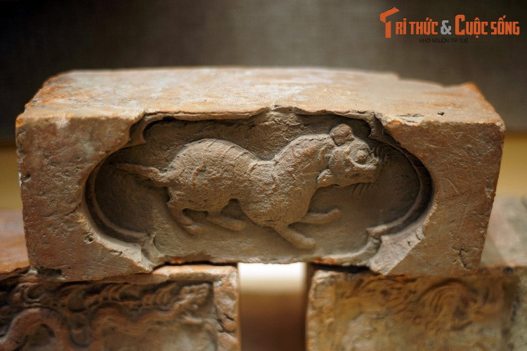 Gạch trang trí hình hổ thời Mạc, thế kỷ 16. Thu thập ở Hà Nội.