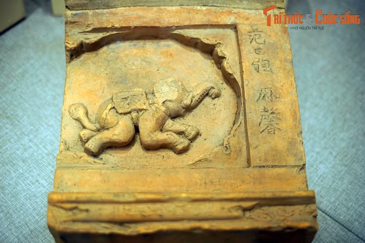 Gạch trang trí hình voi và chữ Hán thời Lê Trung Hưng, thế kỷ 17-18. Thu thập ở Yên Bái.