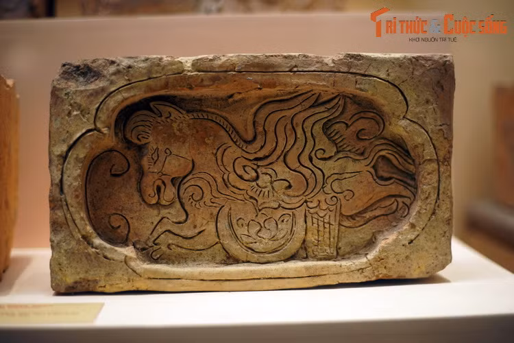 Gạch trang trí hình ngựa có cánh thời Mạc, thế kỷ 16.