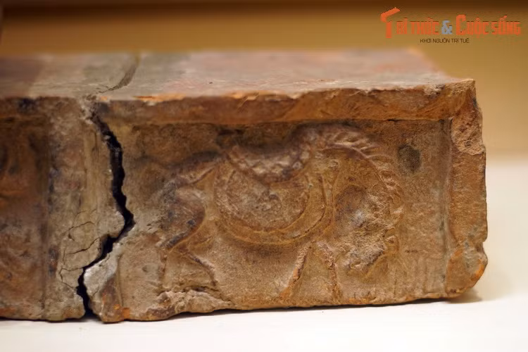 Gạch trang trí hình ngựa thời Mạc, thế kỷ 16. Thu thập ở Hà Nội.