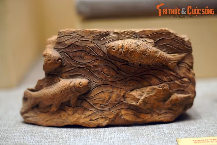 Gạch trang trí hình cá thời Lê Trung Hưng, thế kỷ 17-18. Thu thập ở Yên Lãng, Thạch Cầu, Hà Nội.