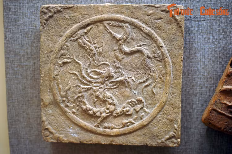 Gạch lát nền trang trí hình rồng thời Lê Trung Hưng, thế kỷ 17-18. Thu thập ở Kim Tôn, Vĩnh Phúc.