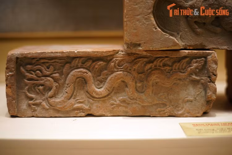 Gạch trang trí hình rồng thời Mạc, thế kỷ 16. Thu thập ở Hà Nội.