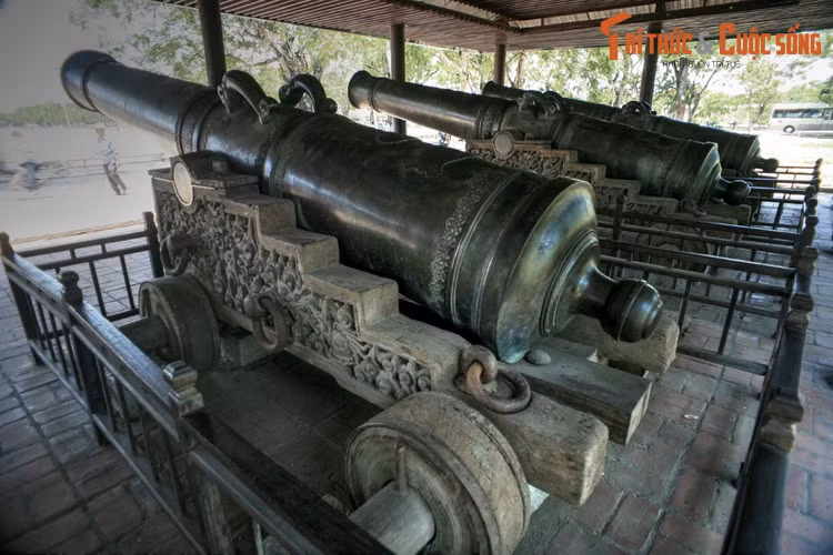 Tất cả 9 khẩu thần công đều được phong là "Thần Oai vô địch thượng tướng quân". Mỗi khẩu trong Cửu vị thần công dài 5,1 m và nặng khoảng 17.000 cân (10 tấn). Thân súng được chạm trổ hoa văn cực kỳ công phu và tỉ mỉ.