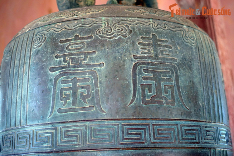 Chuông cao 188 cm chưa tính quai, đường kính miệng 140cm, đường kính thân 114,6 cm, trọng lượng 1.985,8 kg. Hiện vật được tạo hình cân đối, trên thân được chạm trổ họa tiết tinh vi, thể hiện sự dung hòa cả ba luồng tư tưởng lớn của Á Đông là Phật giáo, Khổng giáo và Lão giáo.