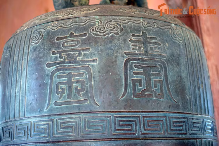 Chuông cao 188 cm chưa tính quai, đường kính miệng 140cm, đường kính thân 114,6 cm, trọng lượng 1.985,8 kg. Hiện vật được tạo hình cân đối, trên thân được chạm trổ họa tiết tinh vi, thể hiện sự dung hòa cả ba luồng tư tưởng lớn của Á Đông là Phật giáo, Khổng giáo và Lão giáo.