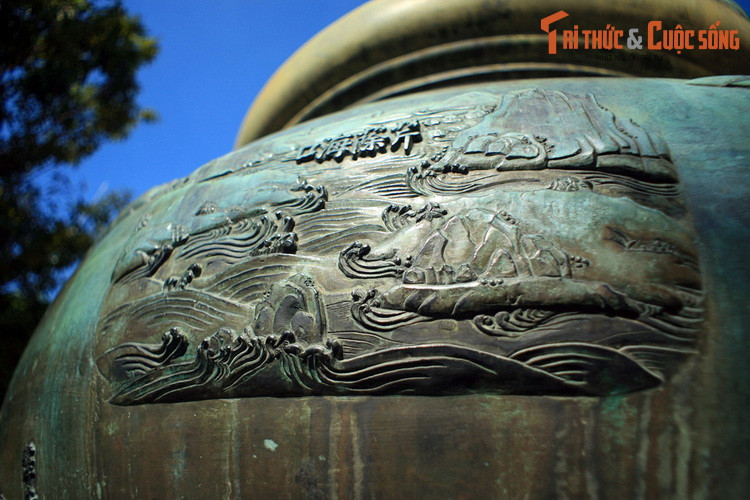 Mỗi đỉnh được chạm khắc 17 bức họa tiết và 1 bức họa thư, gồm các chủ đề về vũ trụ, núi sông, chim thú, sản vật, vũ khí... Các bức chạm này tập hợp thành bức tranh toàn cảnh của đất nước Việt Nam thống nhất thời nhà Nguyễn.