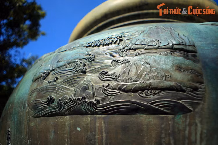 Mỗi đỉnh được chạm khắc 17 bức họa tiết và 1 bức họa thư, gồm các chủ đề về vũ trụ, núi sông, chim thú, sản vật, vũ khí... Các bức chạm này tập hợp thành bức tranh toàn cảnh của đất nước Việt Nam thống nhất thời nhà Nguyễn.