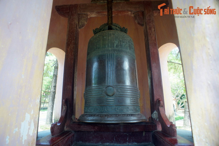 4. Đại hồng chung chùa Thiên Mụ là quả chuông lớn được chúa Nguyễn Phúc Chu cho đúc năm 1710 để cúng dường Tam bảo chùa Thiên Mụ - ngôi đệ nhất cổ tự của xứ Huế.