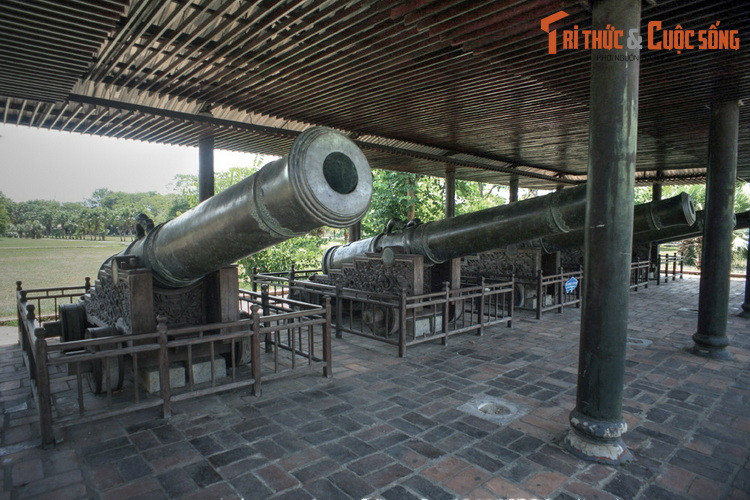 3. Cửu vị thần công là 9 khẩu thần công vua Gia Long cho đúc sau khi lên ngôi làm vật chứng cho chiến thắng trước quân Tây Sơn. Nguyên liệu dùng để đúc súng là các binh khí và vật dụng bằng đồng đã được dùng trong chiến tranh. Việc đúc súng được thực hiện trong năm 1803 - 1804.