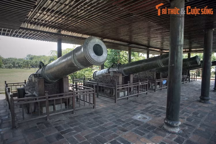 3. Cửu vị thần công là 9 khẩu thần công vua Gia Long cho đúc sau khi lên ngôi làm vật chứng cho chiến thắng trước quân Tây Sơn. Nguyên liệu dùng để đúc súng là các binh khí và vật dụng bằng đồng đã được dùng trong chiến tranh. Việc đúc súng được thực hiện trong năm 1803 - 1804.