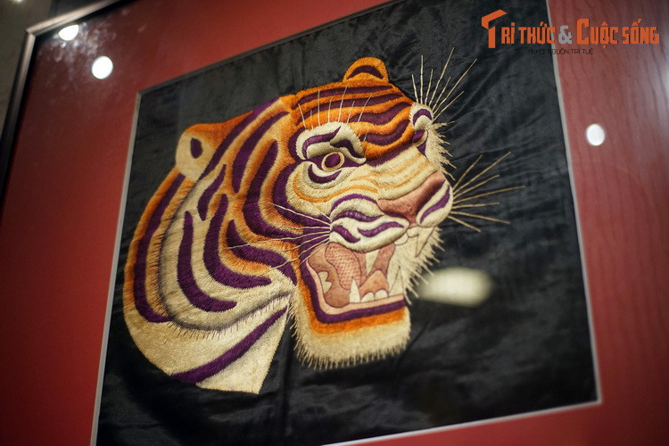 Áo gối bằng vải thêu hình hổ, đầu thế kỷ 20. Các tác phẩm thể hiện rõ tình chất nghệ thuật của nghề thêu truyền thống từ cách phối màu đến kỹ thuật thêu trên từng đồ án.