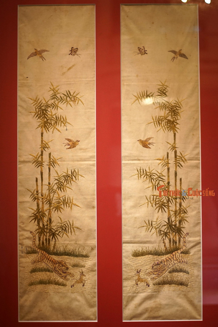 Cặp tranh thêu hổ săn hươu, đầu thế kỷ 20. Trong bộ sưu tập tranh thêu được lưu giữ tại Bảo tàng Lịch sử Quốc gia, đề tài hổ xuất hiện khá nhiều, cho thấy tầm quan trong của "chúa sơn lâm" trong văn hóa, thẩm mỹ của người Việt xưa.