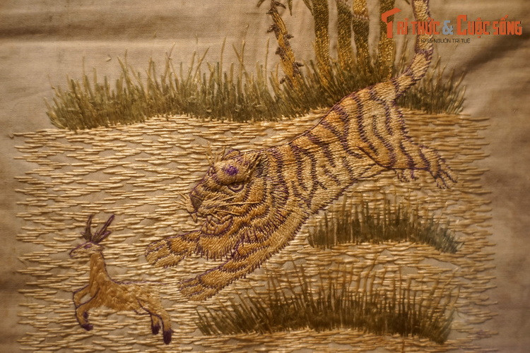 Chi tiết tranh hổ săn hươu. Hình tượng hổ trong tranh thêu cổ mang nhiều ý nghĩa khác nhau, phổ biến là cát tường, chúc phúc, trừ tai...