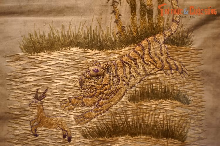 Chi tiết tranh hổ săn hươu. Hình tượng hổ trong tranh thêu cổ mang nhiều ý nghĩa khác nhau, phổ biến là cát tường, chúc phúc, trừ tai...