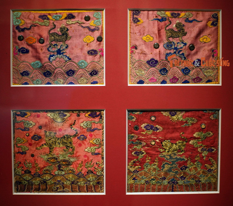 Những bức bổ tử bằng vải thêu hình hổ, thế kỷ 19-20. Bổ tử là tấm vải hình vuông đính ở ngực và lưng áo trên phẩm phục quan lại thời phong kiến.