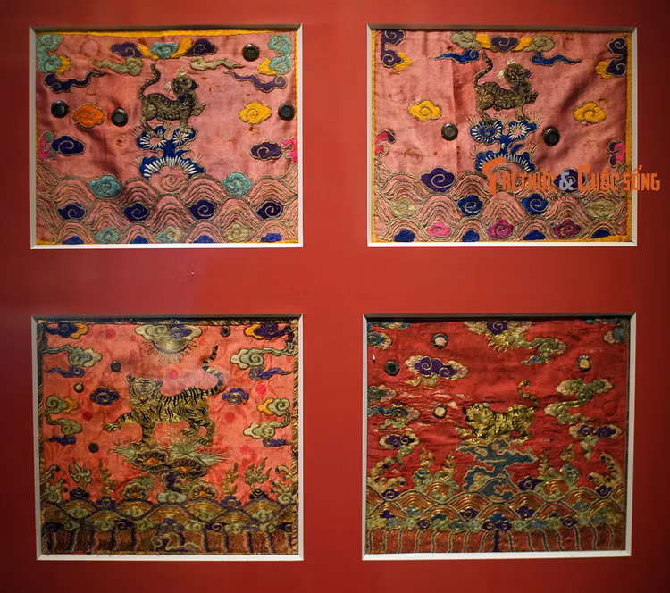 Những bức bổ tử bằng vải thêu hình hổ, thế kỷ 19-20. Bổ tử là tấm vải hình vuông đính ở ngực và lưng áo trên phẩm phục quan lại thời phong kiến.