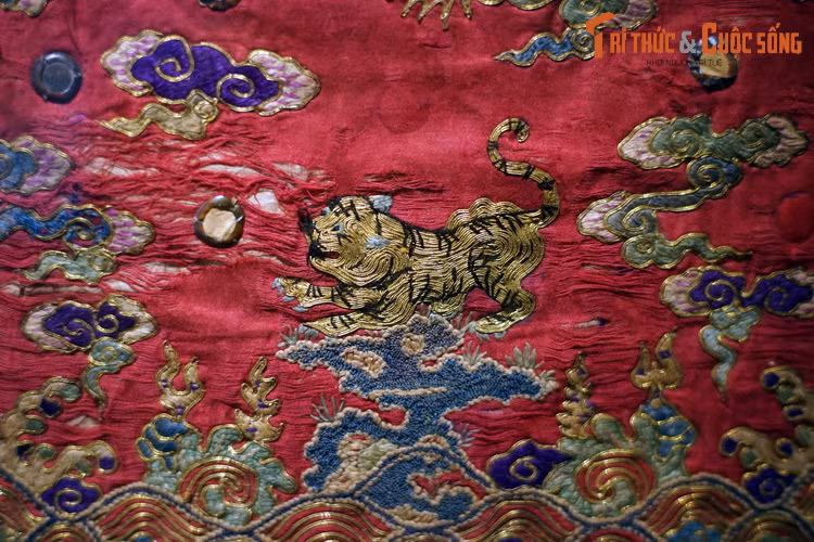 Hình tượng hổ trên bổ tử được thể hiện rất đa dạng với nhiều dáng vẻ sinh động.