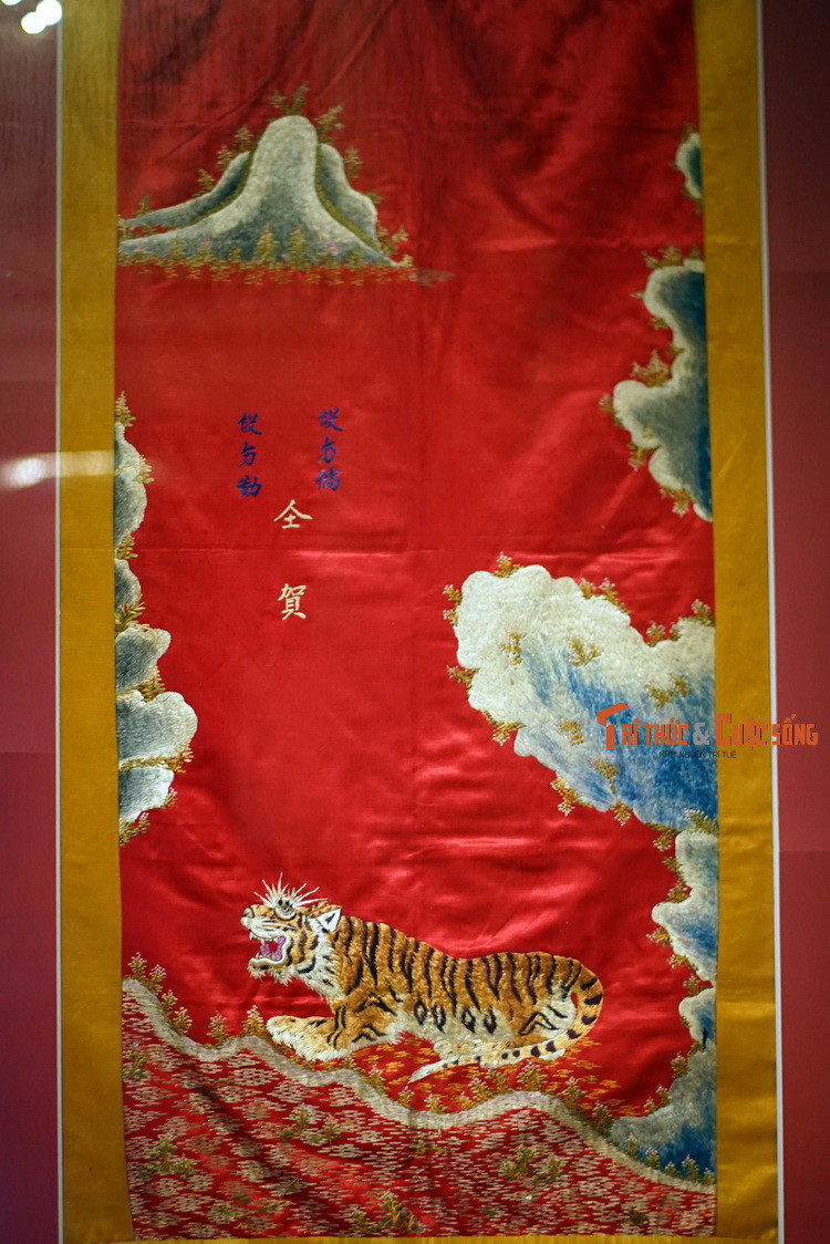 Tranh thêu hổ - sơn thủy, đầu thế kỷ 20. Lạc khoản (dòng chữ viết nhỏ để tên họ và ngày tháng) ghi: Đoàn Đức Thảng, Đoàn Đức Cẩn đồng hạ.