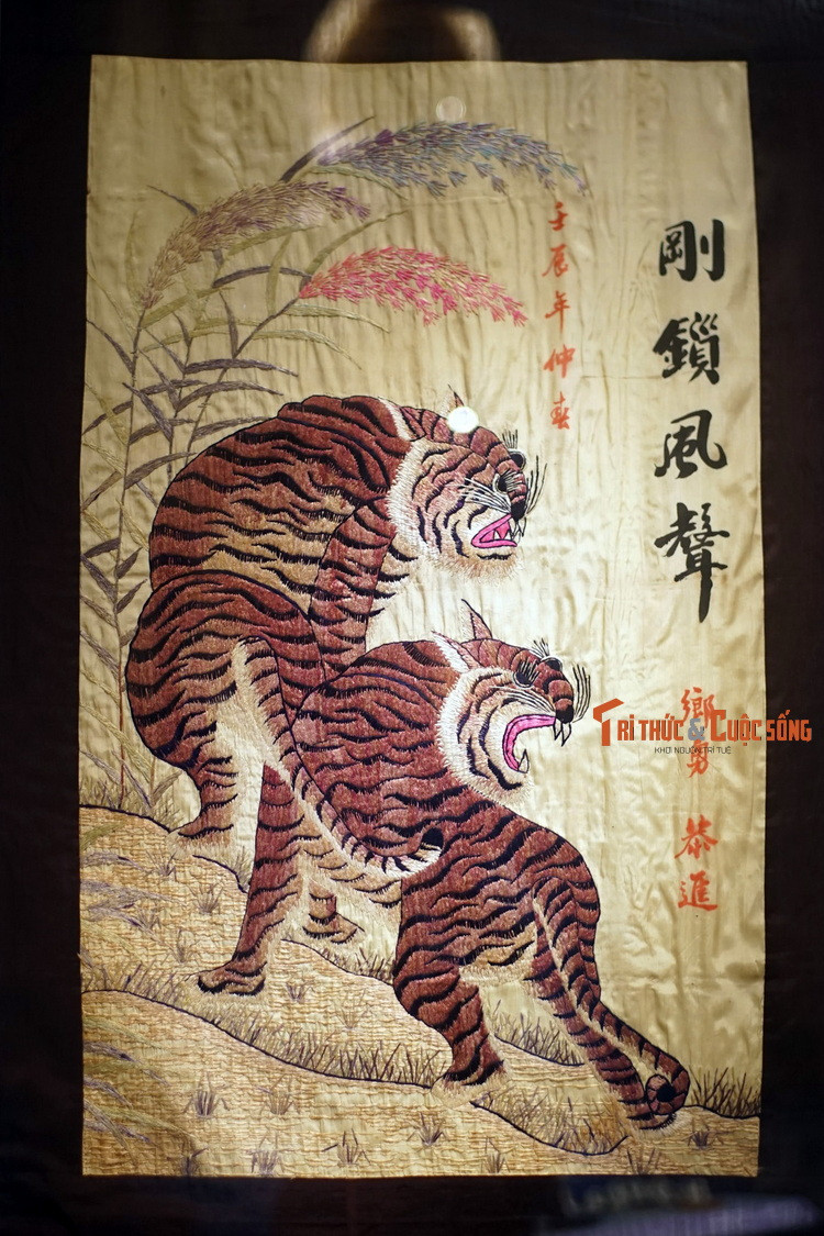 Tranh đôi hổ đề chữ "Cương tỏa phong thanh", ý tả vẻ uy dũng của hổ khiến gió cũng phải lặng tiếng. Tranh do một hương dũng (lính địa phương ở làng xã xưa) cung tiến năm 1952.