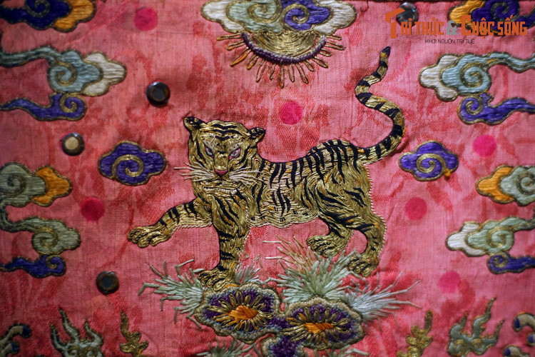 Quan chế triều Nguyễn quy định bổ tử có thêu hình hổ được gắn trên phẩm phục quan võ hàm tứ phẩm.