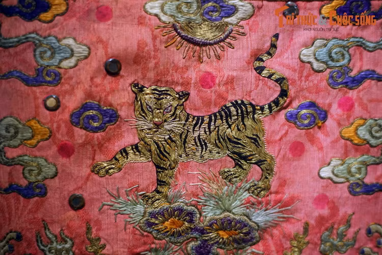 Quan chế triều Nguyễn quy định bổ tử có thêu hình hổ được gắn trên phẩm phục quan võ hàm tứ phẩm.