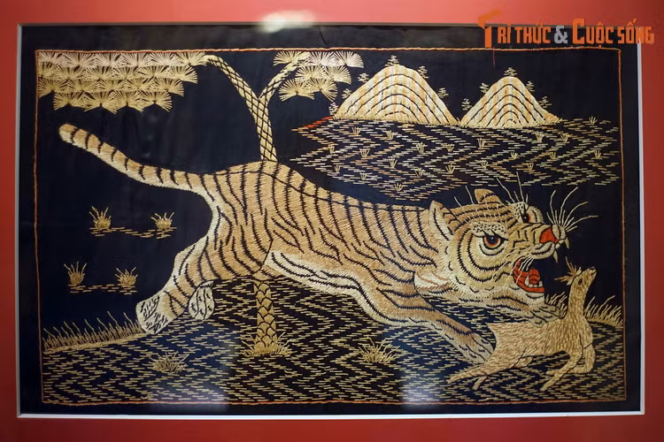 Tranh hổ săn hươu, đầu thế kỷ 20. Một số tranh thêu đề tên người cúng tiền, niên đại chế tác trên dòng lạc khoản, hàm chứa nhiều giá trị lịch sử.