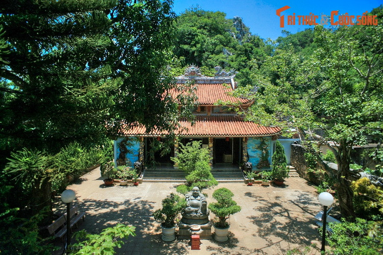 Chùa chính được xây hoàn toàn bằng gạch, mặt quay về hướng Nam với hai tầng mái lợp ngói lưu ly, nóc trang trí lưỡng long chầu nguyệt, các cột đều trang trí rồng - phụng. Sân chùa trồng nhiều cây xanh, khiến ngôi chùa như hòa quyện vào khung cảnh rừng núi thâm nghiêm.