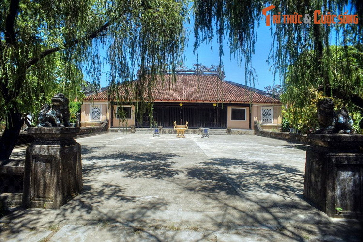 3. Nằm ở xã Nhơn Thành, huyện An Nhơn, chùa Thập Tháp Di Đà hay chùa Thập Tháp được coi là "đệ nhất cổ tự" của Bình Định. Tên gọi “Thập Tháp” bắt nguồn từ việc trên khu đồi này từng có 10 ngôi tháp Chăm, sau bị sụp đổ và mất dần dấu tích.